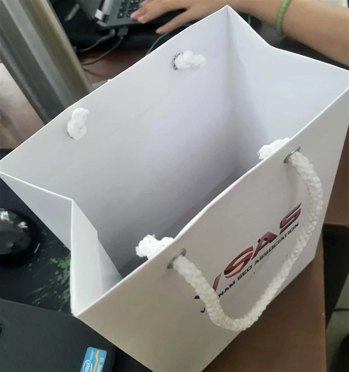 Các hình thức gia công túi giấy phổ biến hiện nay