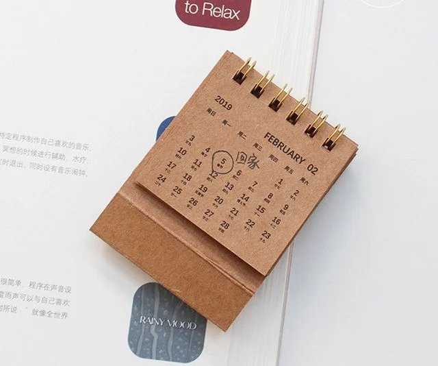 mẫu lịch chữ A để bàn sưu tầm đa dạng theo chủ đề