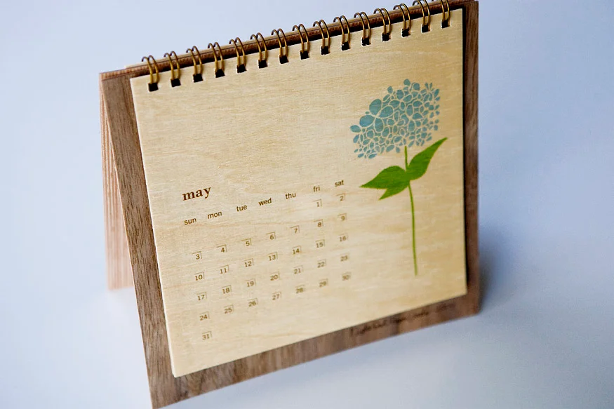 mẫu lịch chữ A để bàn sưu tầm đa dạng theo chủ đề