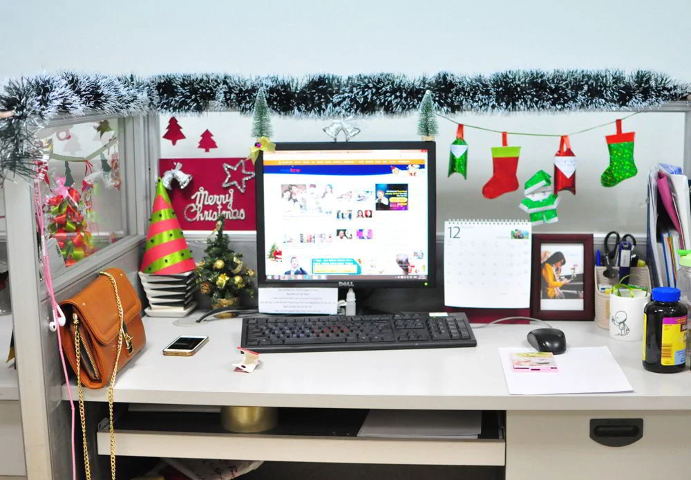 5 ý tưởng trang trí Noel đẹp, độc đáo cho văn phòng mà chi phí chưa đến 500k 7. Tô điểm cho bàn làm việc