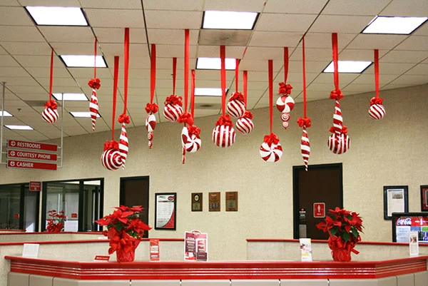 5 ý tưởng trang trí Noel đẹp, độc đáo cho văn phòng mà chi phí chưa đến 500k 1. Trang trí noel trên trần văn phòng