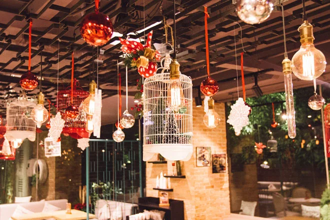 5 ý tưởng trang trí Noel đẹp, độc đáo cho văn phòng mà chi phí chưa đến 500k Lộng lẫy và rực rỡ cùng những quả châu nhiều màu sắc chắc chắn sẽ làm bạn hài lòng