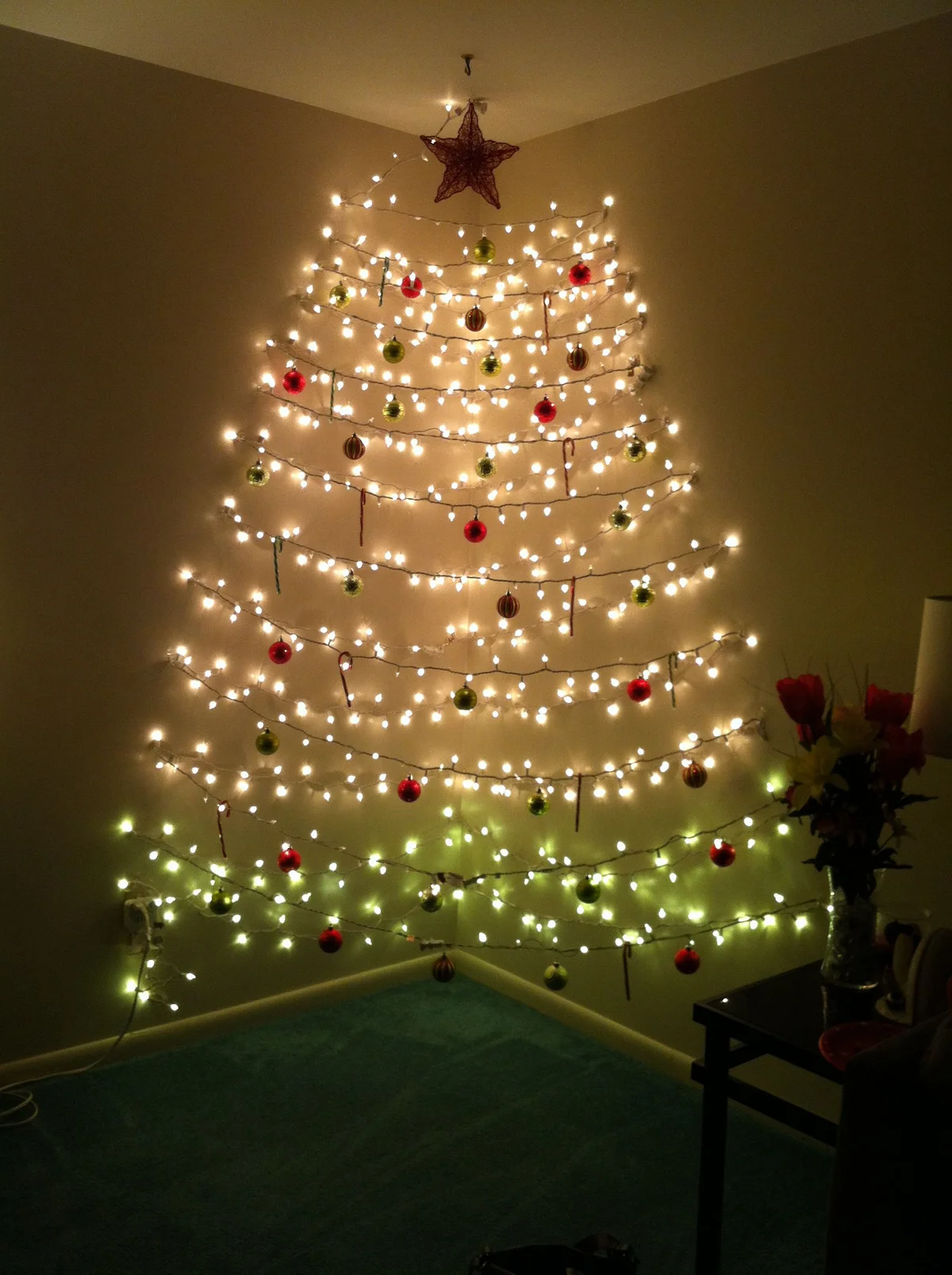 8. Trang trí văn phòng với cây thông Noel