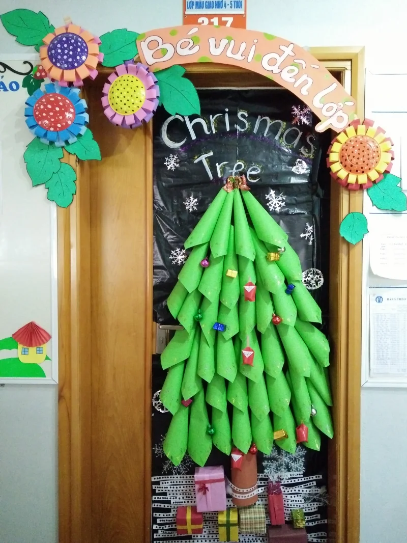 Cây thông được làm từ giấy dùng để trang trí noel mầm non