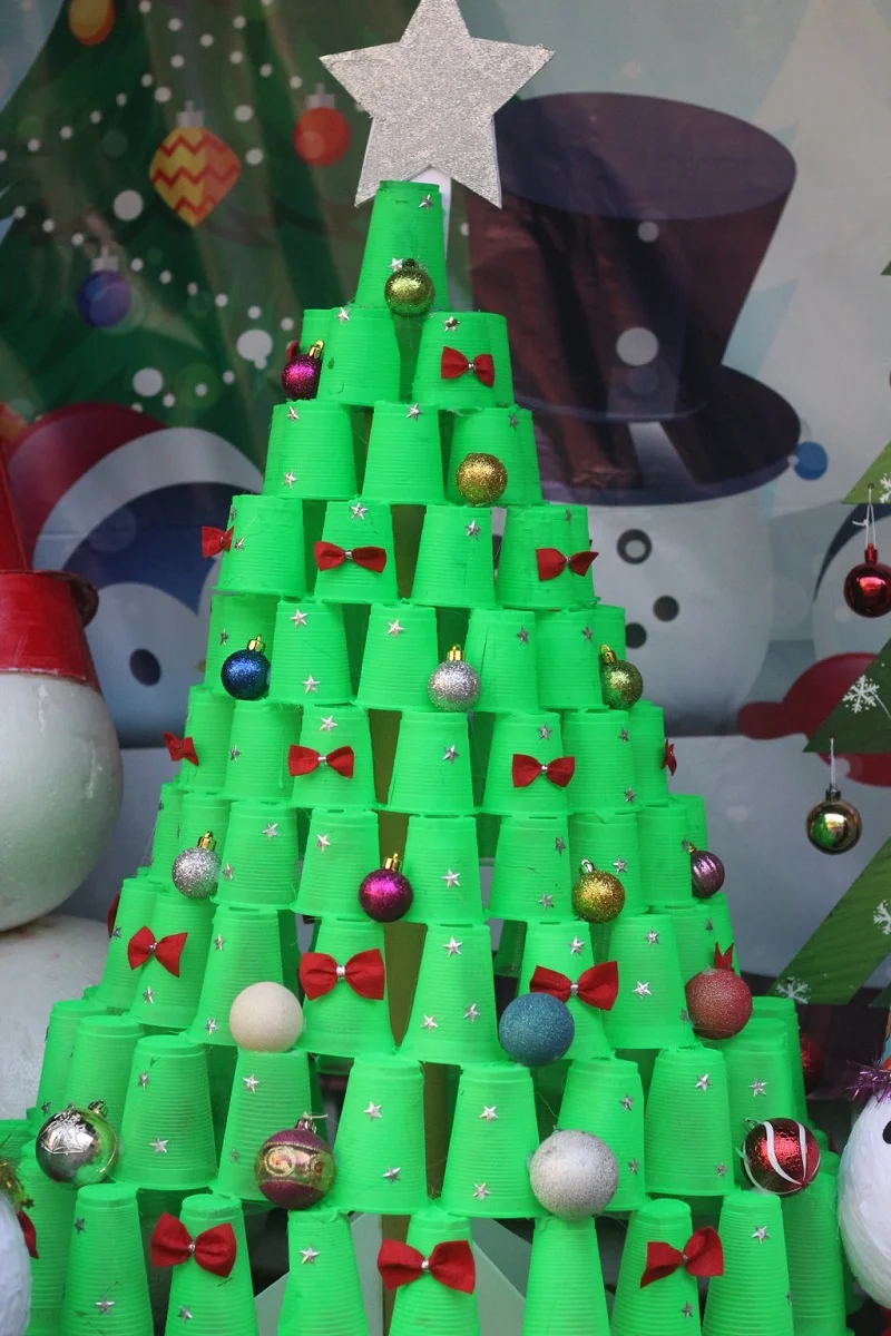 Những chiếc cốc nhựa được tận dụng làm cây thông để trang trí noel lớp học