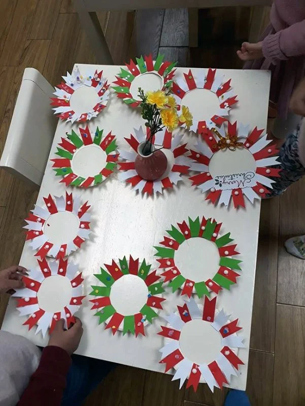 cách trang trí noel cho lớp học là làm vòng nguyệt quế