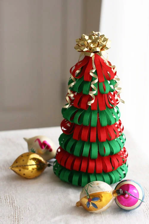Cách trang trí noel cho lớp học bằng việc tự tay làm cây thông