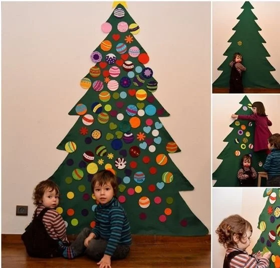 Hình ảnh các em nhỏ đang chăm chú trang trí góc noel