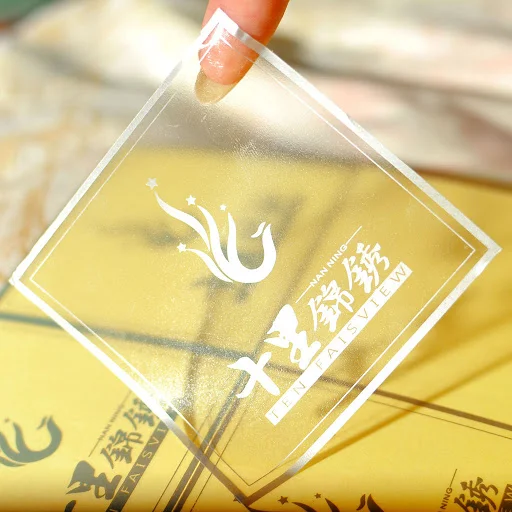 Tìm hiểu đặc điểm và ưu điểm của decal nhựa trong 