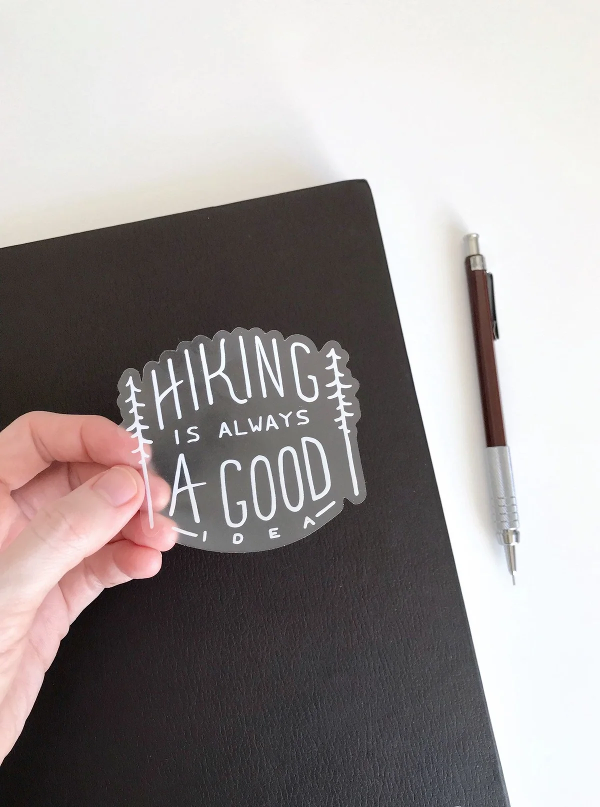 Ưu điểm và ứng dụng của in decal trong chữ trắng