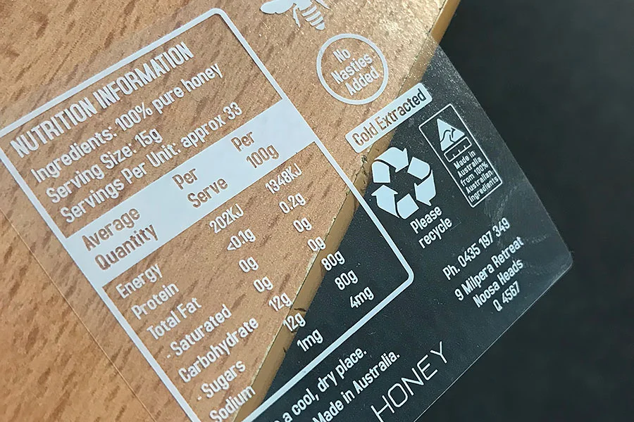 Ưu điểm và ứng dụng của in decal trong chữ trắng