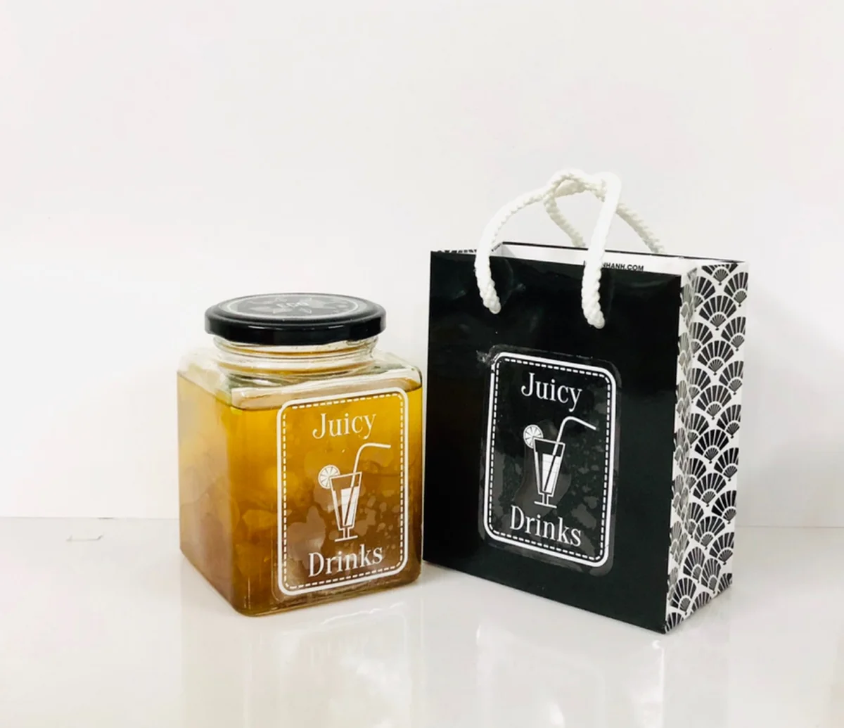 Ưu điểm và ứng dụng của in decal trong chữ trắng