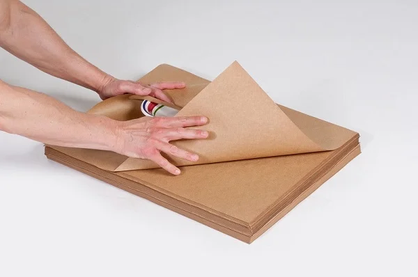 Giấy kraft với màu nâu đặc trưng