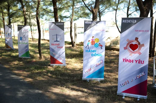 Tổng hợp 50+ mẫu standee sử dụng thực tế trong các sự kiện, hội nghị, hội thảo