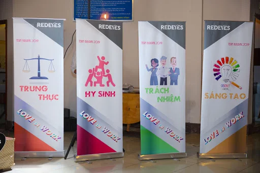 Tổng hợp 50+ mẫu standee sử dụng thực tế trong các sự kiện, hội nghị, hội thảo