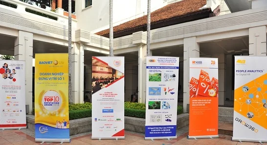 Tổng hợp 50+ mẫu standee sử dụng thực tế trong các sự kiện, hội nghị, hội thảo