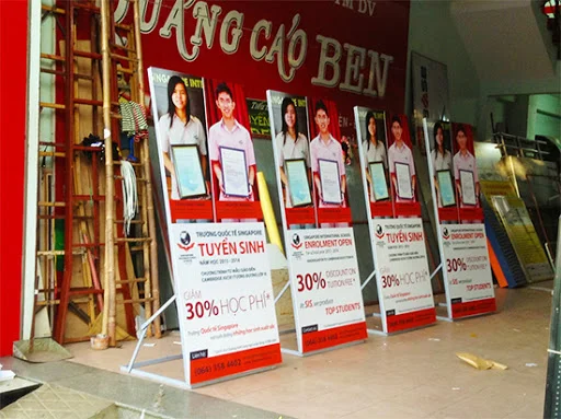 Tham khảo 20+ mẫu standee tuyển sinh thu hút, ấn tượng