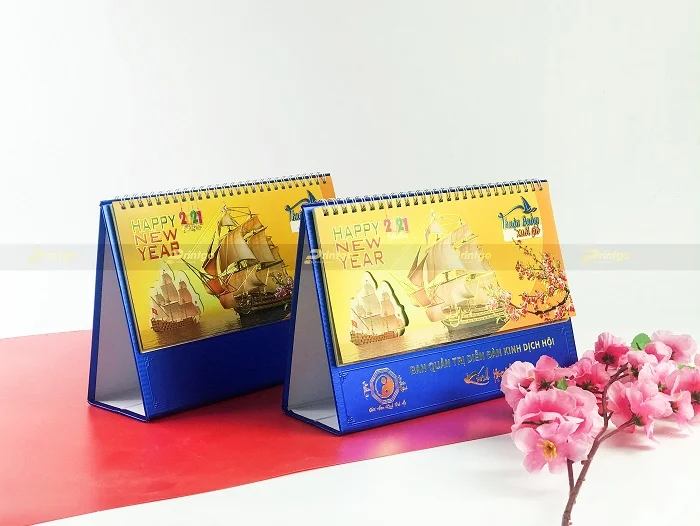 Sự khác biệt giữa lịch để bàn ép kim và không ép kim