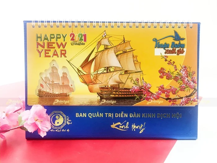 Sự khác biệt giữa lịch để bàn ép kim và không ép kim