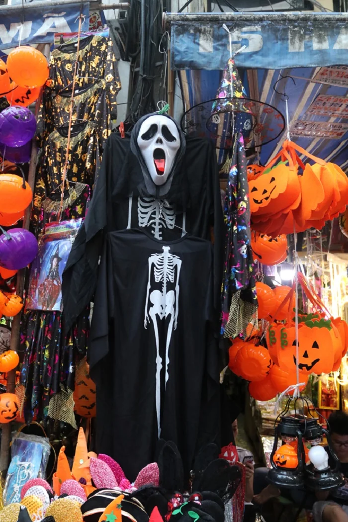 Halloween đã trở thành một ngày hội được giới trẻ săn đón mỗi dịp cuối tháng 10. Hãy cùng trang trí văn phòng theo cách ma mị nhất với những gợi ý trang trí Halloween cho văn phòng độc đáo dưới đây nhé