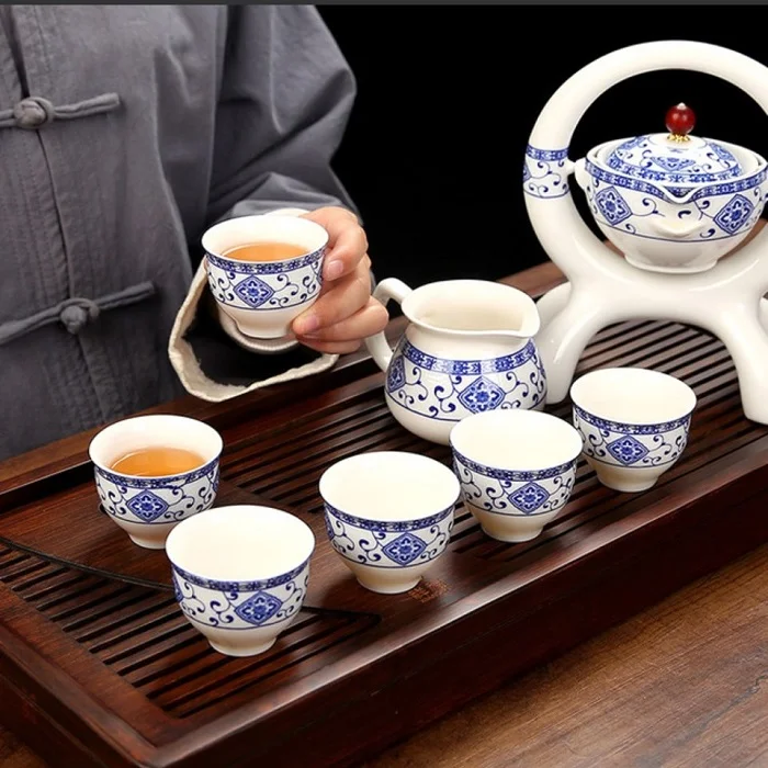 Tặng bộ ấm trà thiết thực và hữu dụng