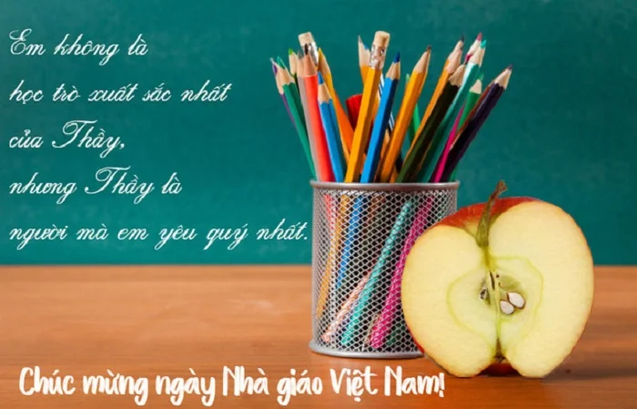 Khung cảnh lớp học quen thuộc với bút chì màu, bảng xanh, bàn gỗ