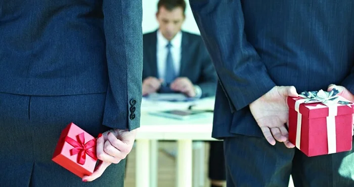Quà Tết cho sếp nam: Mách bạn bí kíp chọn quà đúng gu và hữu dụng nhất