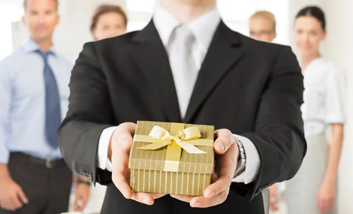 Quà Tết cho sếp nam: Mách bạn bí kíp chọn quà đúng gu và hữu dụng nhất