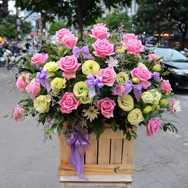 Mẫu giỏ hoa hồng cao cấp với sự kết hợp màu sắc hoa độc đáo, sáng tạo