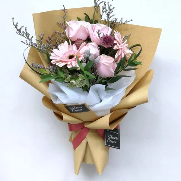Bó hoa gồm hoa đồng tiền, hoa hồng, hoa khô được sắp xếp, trang trí đẹp mắt