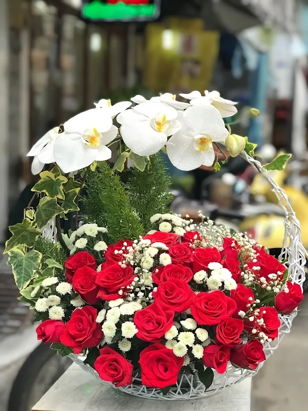 Giỏ hoa hồng được thiết kế sang trọng, bắt mắt làm quà tặng ý nghĩa dành cho thầy cô ngày 20/11