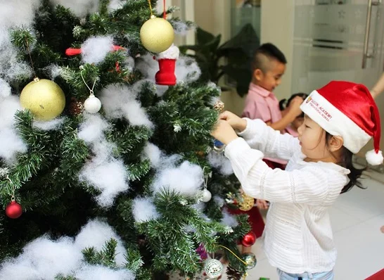 Tự tay trang trí noel lớp mầm non giúp các em học sinh biết thêm về ngày lễ đặc biệt này