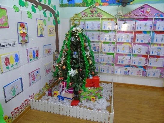 Một cây thông đặt trang trí góc noel của lớp học