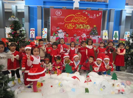 Hình ảnh các em nhỏ tham gia trang trí noel trường mầm non