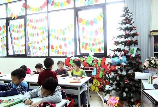Tích cực tham gia trang trí noel lớp học giúp các em gắn kết và năng động hơn