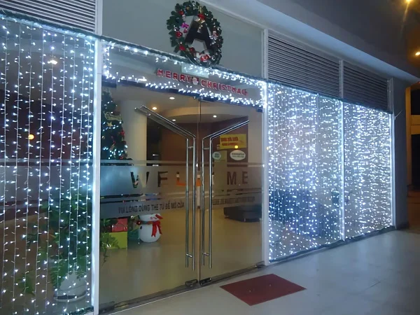 Tham khảo những cách trang trí Noel trên cửa kính độc đáo và đẹp mắt