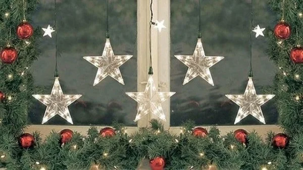 Tham khảo những cách trang trí Noel trên cửa kính độc đáo và đẹp mắt