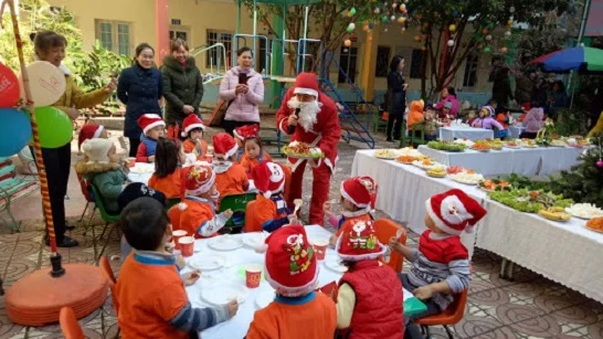 Bữa tiệc giáng sinh ấm áp với các món ăn ngon và hấp dẫn