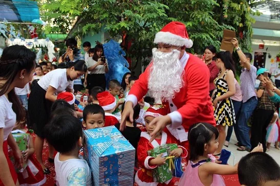 Vào dịp Giáng Sinh, các con rất háo hức được nhận quà