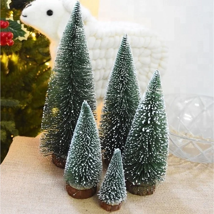 Cây thông Noel nhỏ dùng để trang trí là một gợi ý về quà giáng sinh cho bạn bè