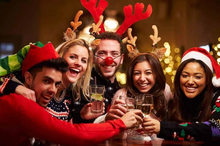 Một bữa tiệc ấm cúng chính là món quà noel cho bạn bè đáng nhớ nhất
