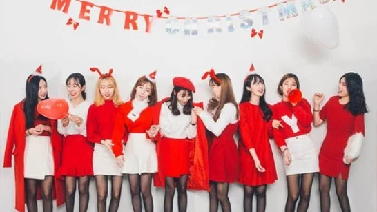 Dresscode theo concept giáng sinh với màu đỏ là chủ đạo