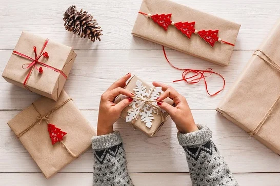 Hoạt động tặng quà bí mật để tình đồng nghiệp thêm gắn kết