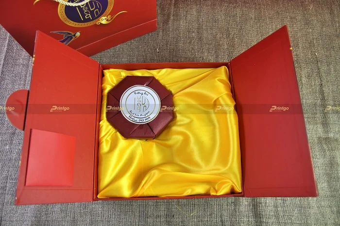Thiết kế và in ấn hộp đựng quà Tết cho thương hiệu bánh dứa Singapore Vương Giả