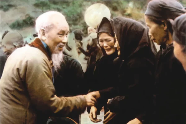 Tổng hợp 50+ hình ảnh Bác Hồ với nhân dân đẹp nhất