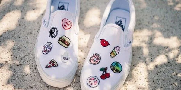 Sticker là gì? Ưu điểm và ứng dụng của sticker trong quảng cáo Sticker dán giày