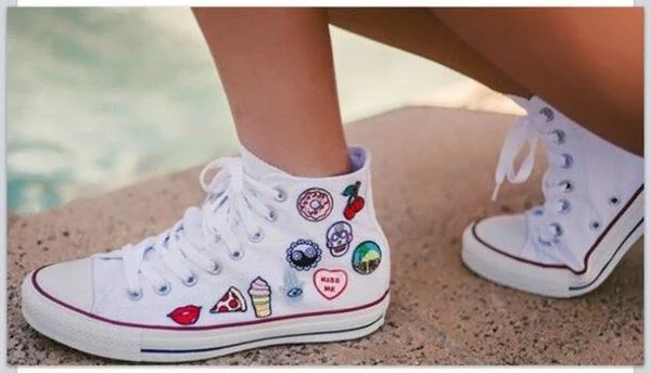 Sticker là gì? Ưu điểm và ứng dụng của sticker trong quảng cáo Sticker dán giày