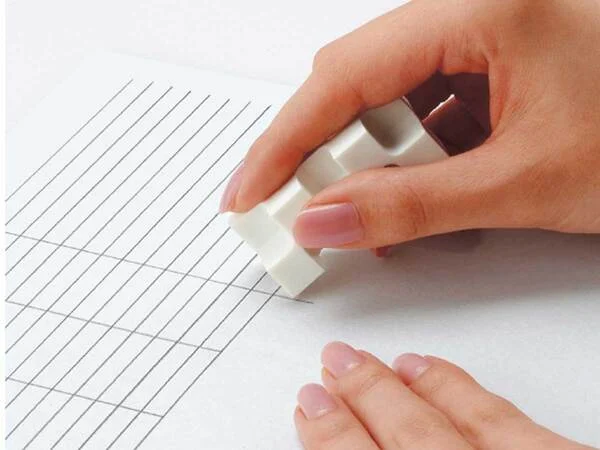 1. Bôi axeton hoặc chất tẩy sơn móng tay