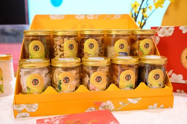Khám phá chi tiết bộ hộp quà tết Đàm Vĩnh Hưng đang được săn đón trên thị trường