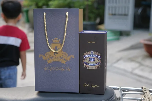 Tổng hợp các mẫu hộp và túi đựng rượu Chivas 18 đẹp